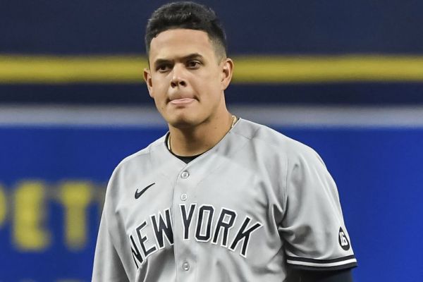 File:Gio Urshela July 23, 2020 (50146724017) (cropped) 2.0.jpg - Wikipedia